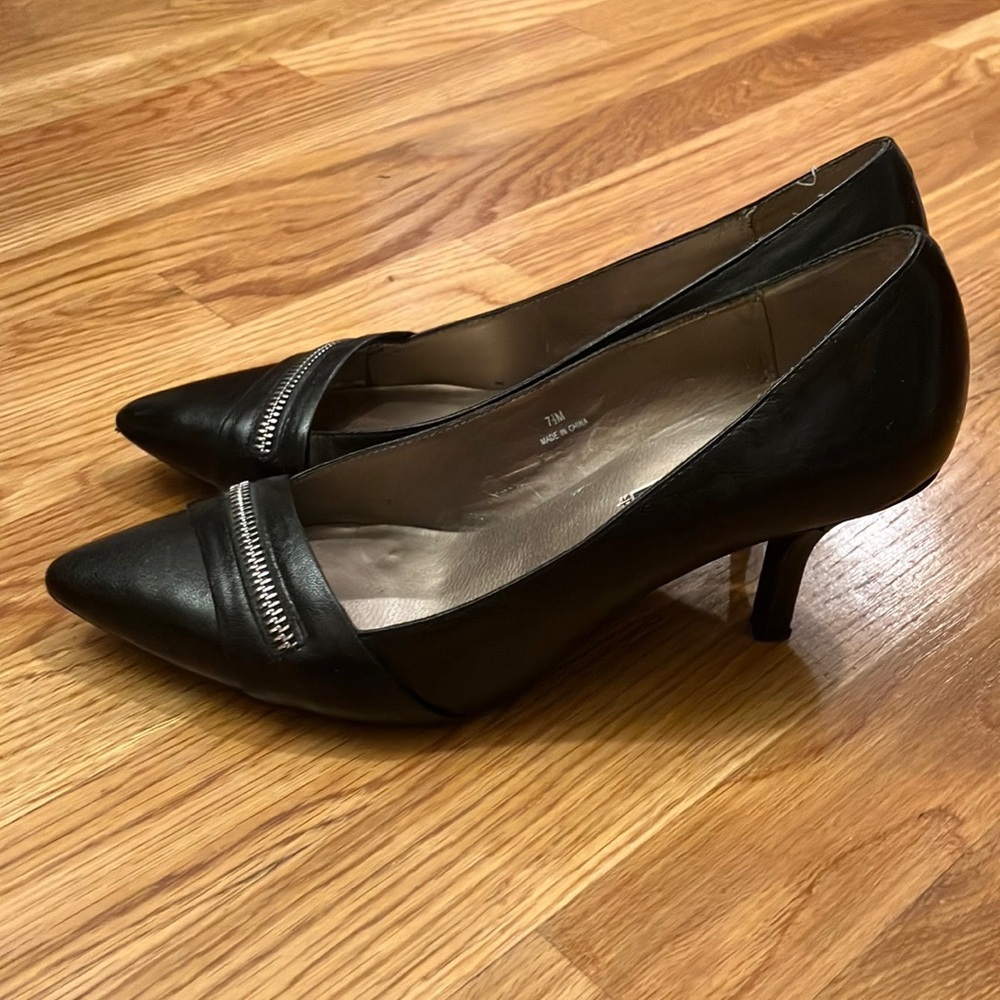Moda Black Heels with Sleek Pointed Toe SZ 7.5 Zipper detail - Picture 6 of 7